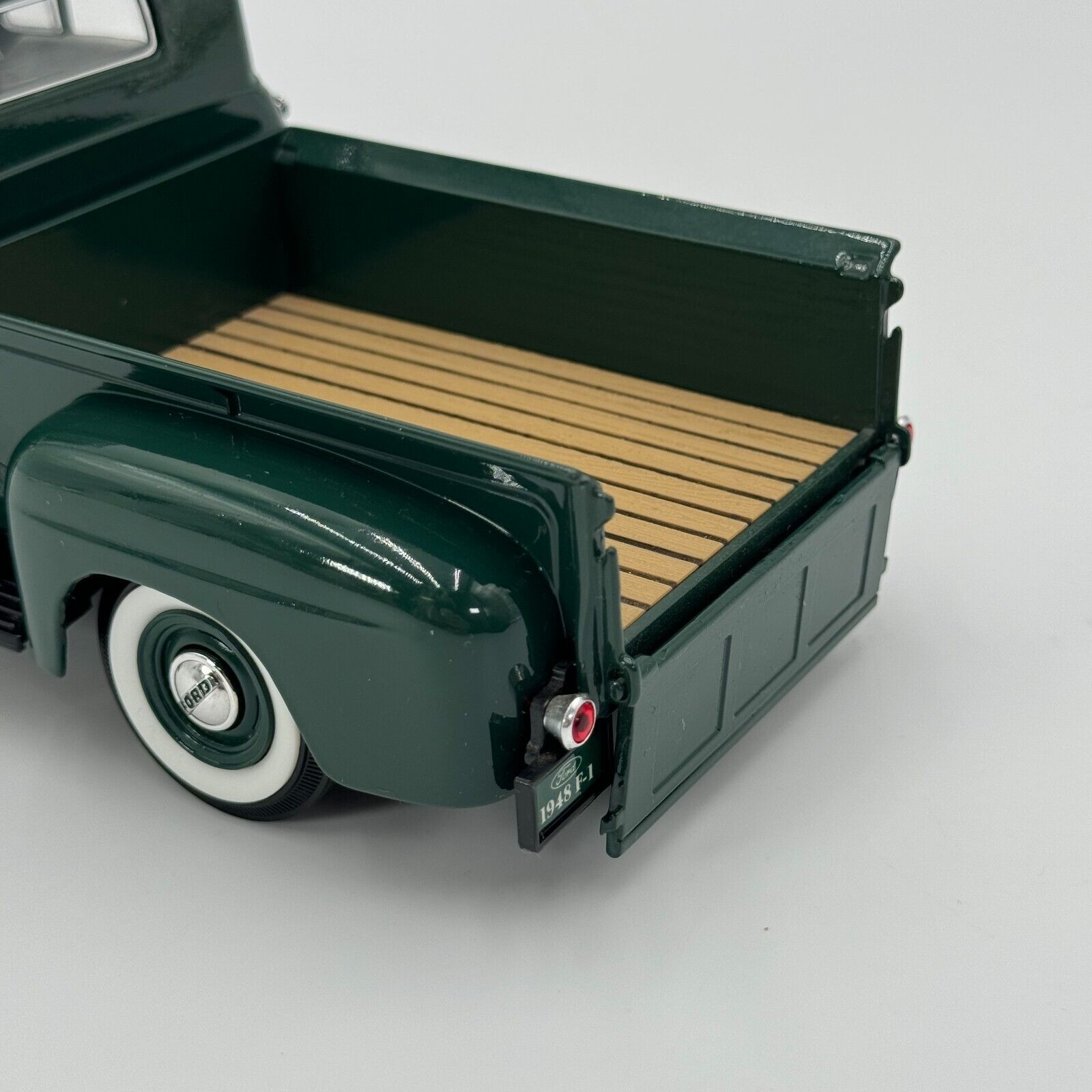 Road Signature Ford 1948 F-1 Pick Up 1:18 Model Diecast Model Truck - Open Box