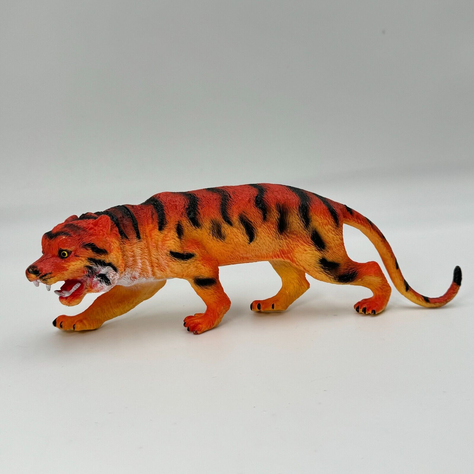 Lot of 5 Vintage Animal Fiugures Plastic Lions Tiger Cheetah Girraffe Kids Toys