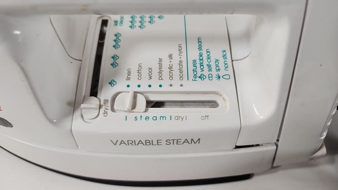 Sunbeam Variable White Steam Iron Model 3955 SELF CLEAN & NON STICK - Untested