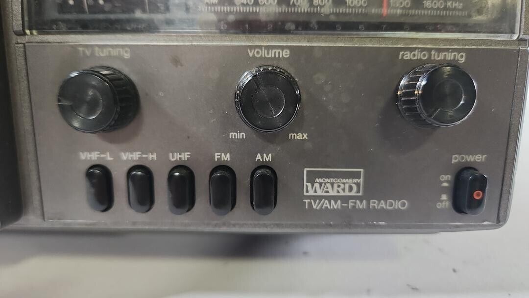 Vintage Montgomery Ward 5" Portable 1980 TV AM/FM Radio GEN11169A - Untested