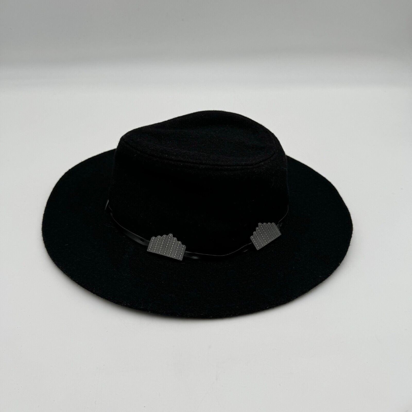 Forever 21 Black Felt Cowboy Hat Fadora Metal Accent Design Leather Size 7.5