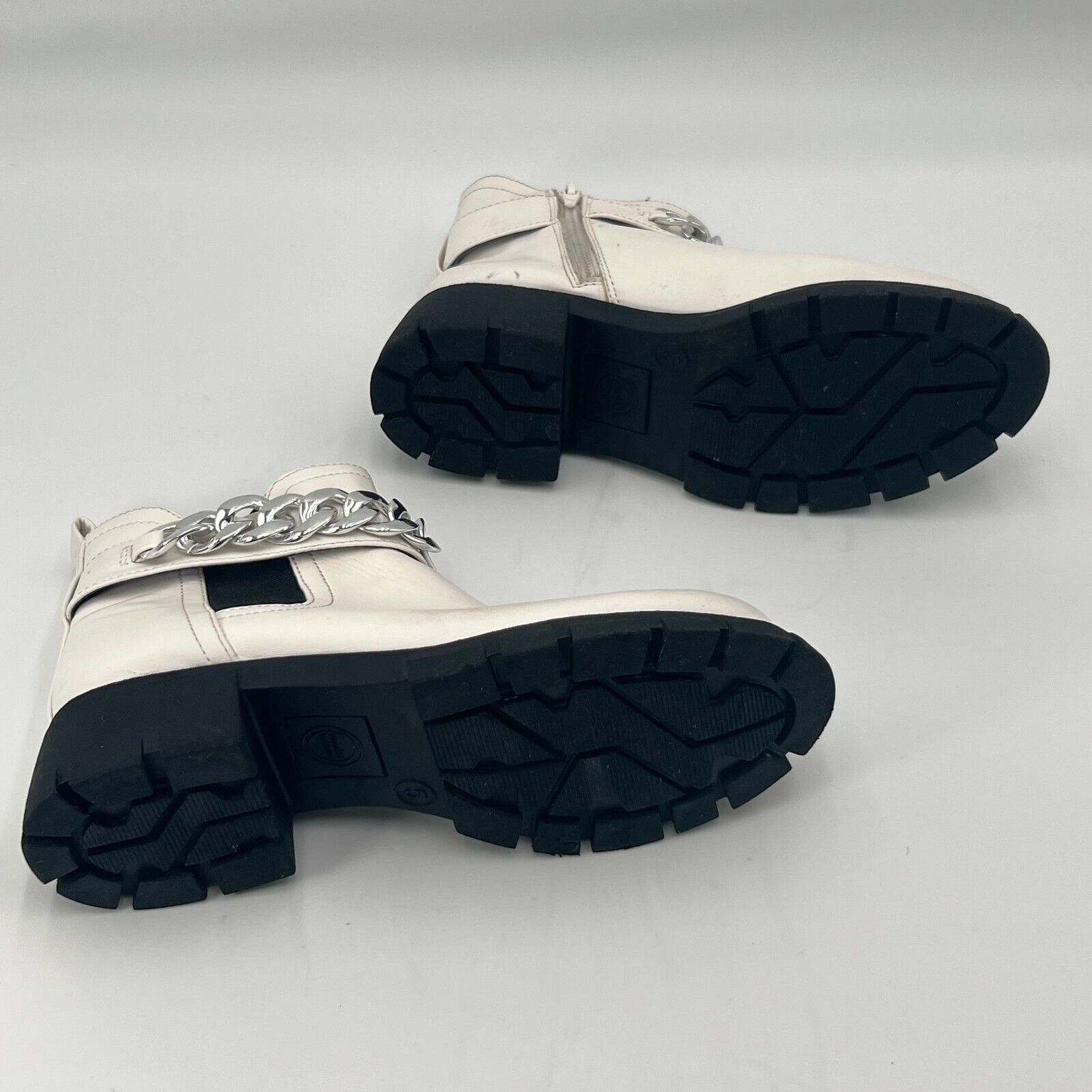 Cushionaire Clover White Black Slip On Chain Strap Comfort Boot Womens Size 5