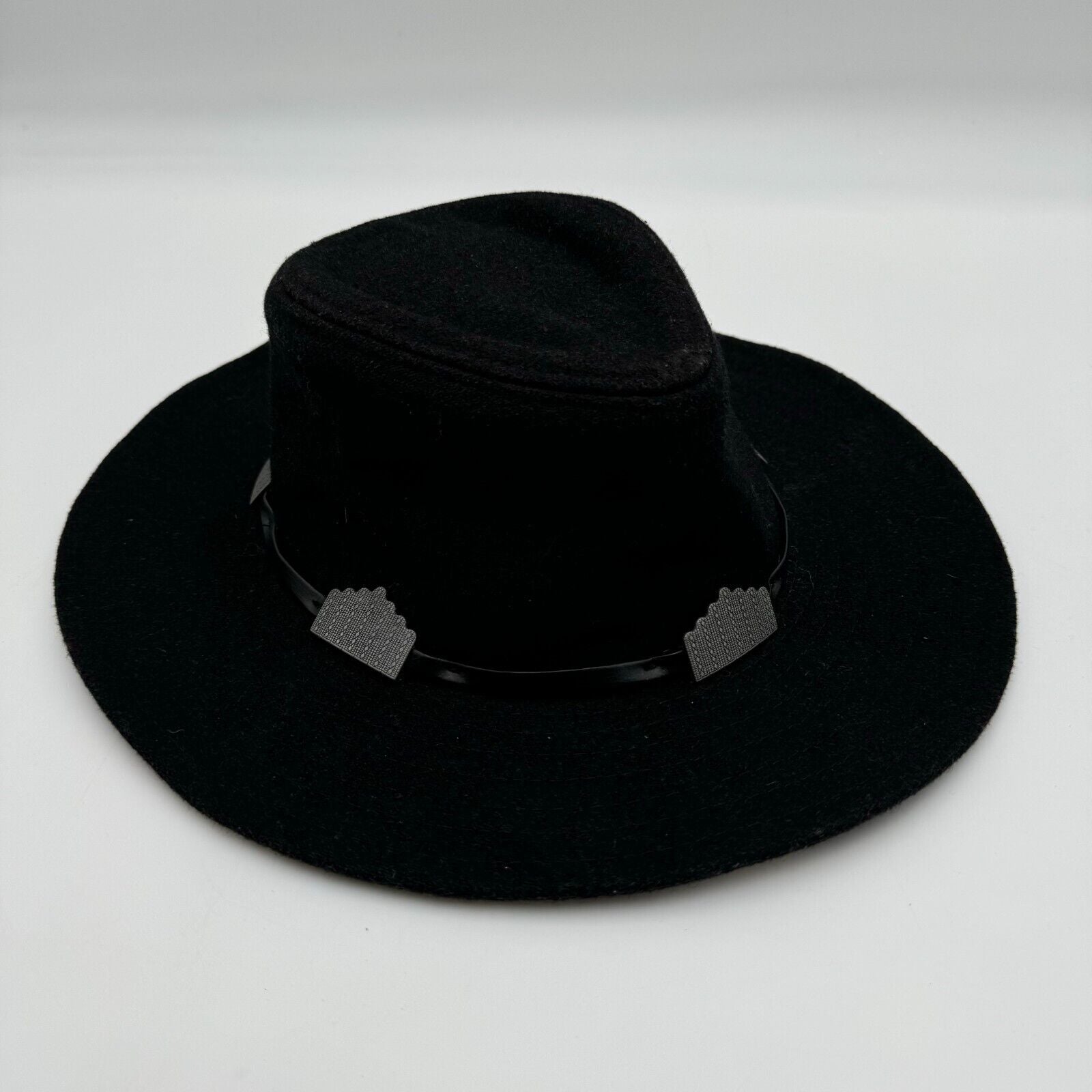 Forever 21 Black Felt Cowboy Hat Fadora Metal Accent Design Leather Size 7.5