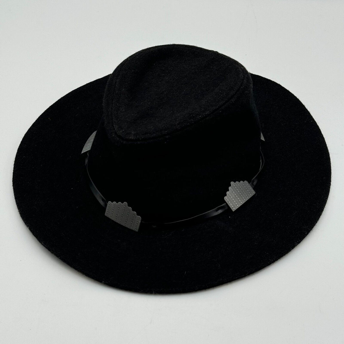 Forever 21 Black Felt Cowboy Hat Fadora Metal Accent Design Leather Size 7.5