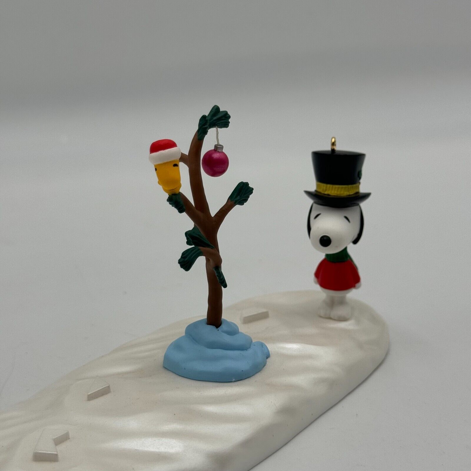 Vintage Hallmark Snoopy & Snow Scene Tabletop Display Ornament Christmas Decor