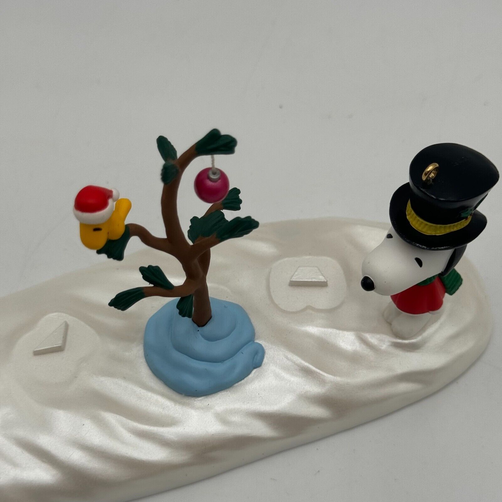 Vintage Hallmark Snoopy & Snow Scene Tabletop Display Ornament Christmas Decor